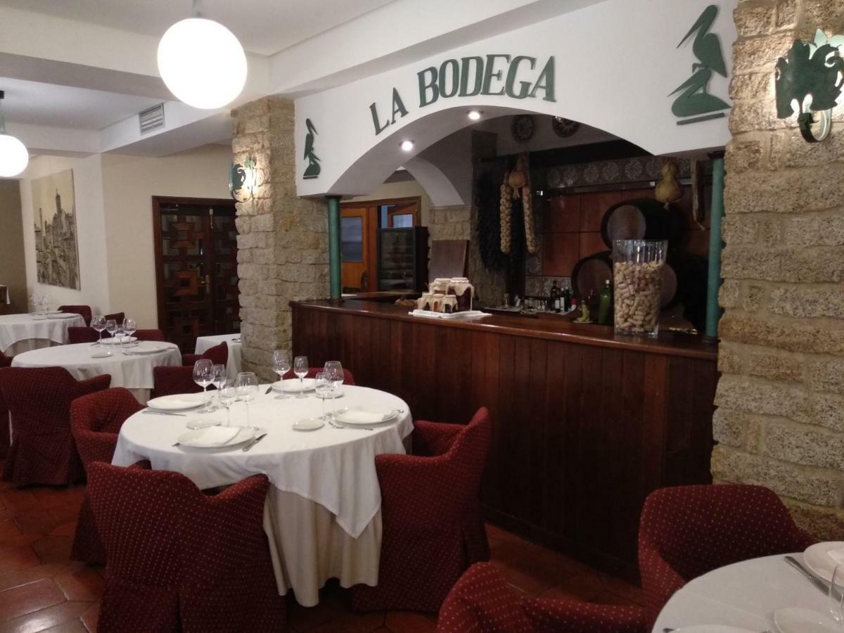 Hotel Las Cigueenas Трухильо Экстерьер фото