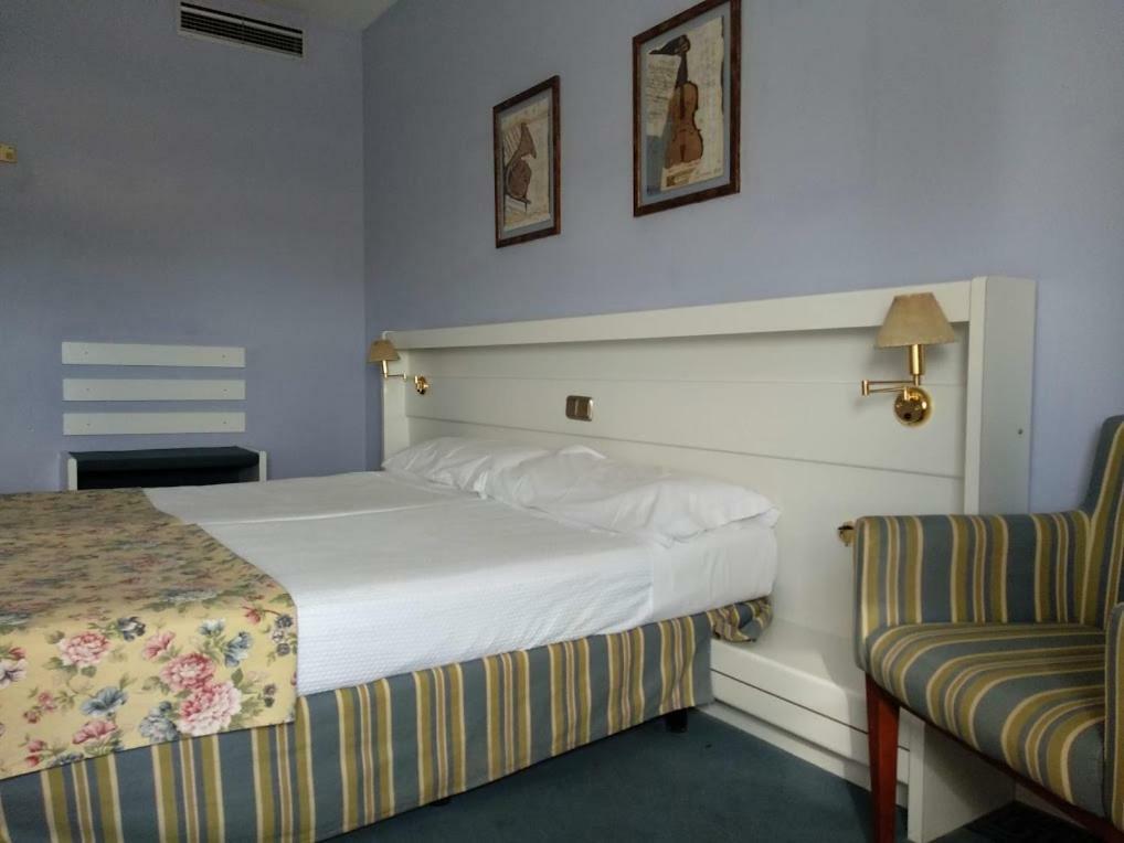 Hotel Las Cigueenas Трухильо Экстерьер фото